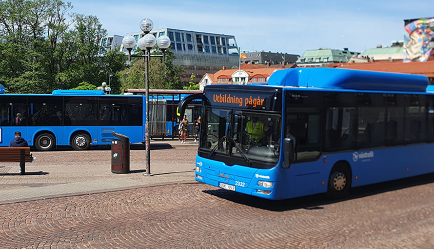 Blå buss på Stora torget