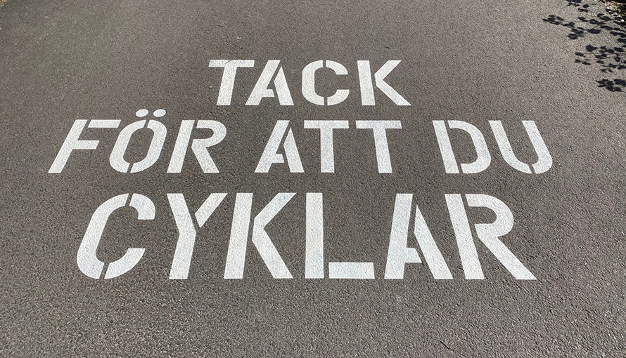Man har skrivit "Tack för att du cyklar" på cykelbanor i Borås. 