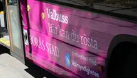 Sidan på valbussen med texten "Valbuss - Här kan du rösta". Foto: Julia Karlsson. 