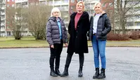 Inga-Lill Thor, Malin Hedberg och Anette Svensson står framför ett hus med lägenheter på Norrby. Foto: Jesper Wasling 