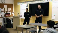 Polisstudenter som står i ett klassrum