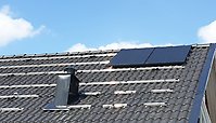 Solceller på ett tak. 