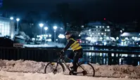 En person som cyklar på en snöig väg