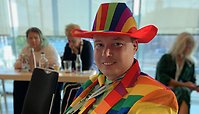 Jonas ”Rainbow man” Torstensson i sina scenkläder. 