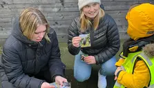 Elever från Almåsgymnasiet
genomför en ledarskapsövning där de lär barn om djur och natur. 