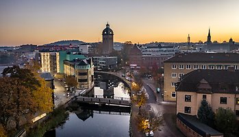 Översiktsbild över Borås stadskärna i skymning, Viskan och Viskaholm