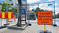 En skylt på Söderbrogatan säger "Gående hänvisas till andra sidan".