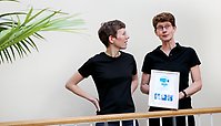 Bild på Johanna Thorén, hållbarhetsstrateg och Anette Fleischer, Faritrade-samordnare, bägge iklädda t-shirts som ingår i arbetsklädssortimentet och är Fairtrade-producerade. 