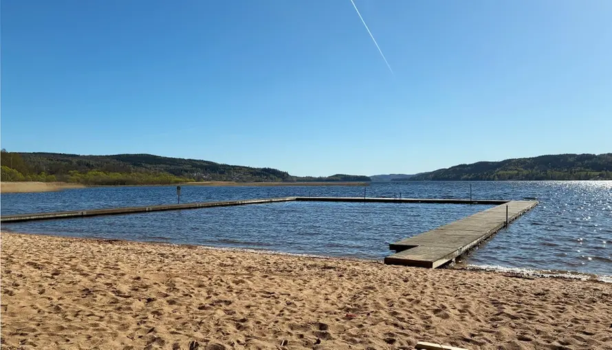 Brygga som ligger i sjö