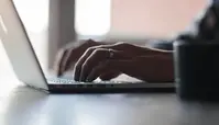 Person som använder dator.