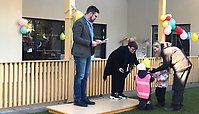 Andreas Ekström, Förskolenämndens ordförande och Marie Svensson, rektor på Sagans förskola delade ut paket och diplom till alla avdelningar på förskolan. 