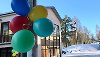 Skolan med ballonger vid entrén.