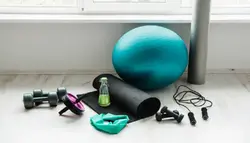 Träningsredskap så som pilatesboll, yogamatta, hantlar, gummiband, hopprep och en vattenflaska