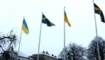 Ukrainska och svenska flaggan på Stadshusterassen