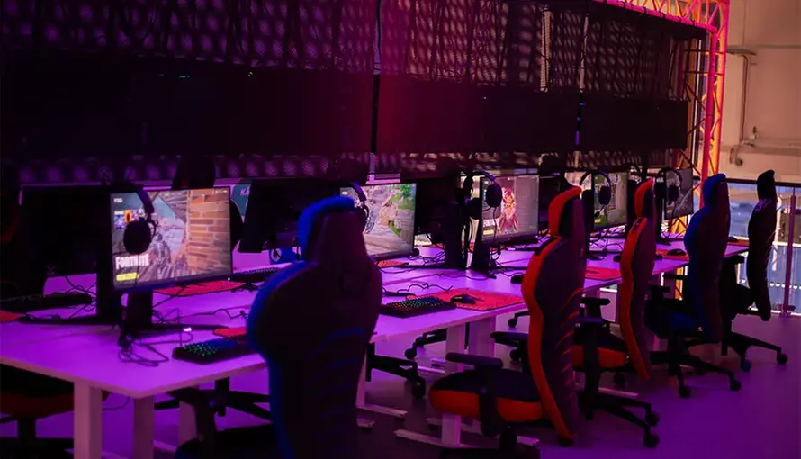 Gamingdatorer och stolar