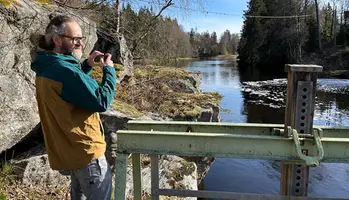 Miljökonsult Karl
Fimmerstad dokumenterar övre dammen i Viskan vid Rydboholm. Foto: Kennet Öhlund.