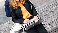 En person skriver på en dator. 