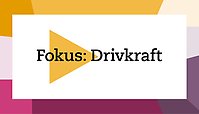 Grafisk logotyp i lila, rosa och gult med text Fokus: Drivkraft