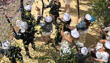 Studenter som firar med konfetti