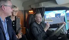 Kommunstyrelsens ordförande Ulf Olsson vid ratten. Niclas
Häggblad, Söderkulla Tung Trafik instruerar, med Lena Larsson, Volvo Group
Truck Technology, som passagerare. Foto: Borås Stad.