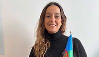 Diana Stankovic med en romsk flagga. Foto: Kennet Öhlund
