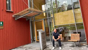 Fribos vd Kjell-Ove Sethson sitter på en stol utanför ett rött hus.