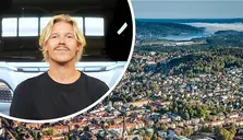 En person med blont hår och svart tröja. Flygfoto över stadslandskap på byggnader och blå himmel.