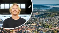 En person med blont hår och svart tröja. Flygfoto över stadslandskap på byggnader och blå himmel.