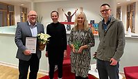 Torgny och Ann-Kathrin från Modexa tar emot priset av Birgitta och Felix